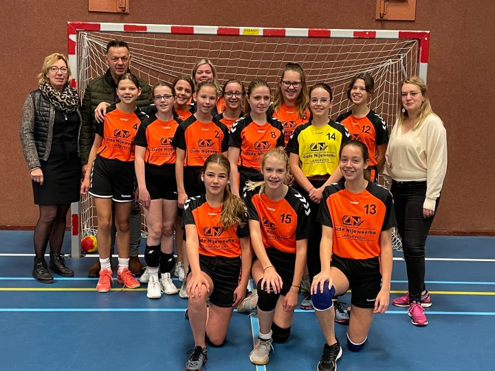 HV Langeveen presenteert nieuwe tassen en shirts